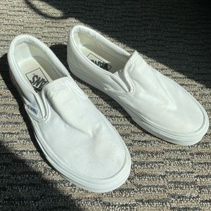 White slip on Vans 💗💗